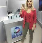 Um bom paletó colorido com blusa da mesma cor e calça verde militar. O blazer é modelo 'boyfriend', que é mais reto e maior, com sapato scarpin dourado fosco, para quebrar o militarismo puro e trazer sofisticação 
