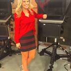 Esbanjando sensualidade, Sabrinna veste camisa de cetim vermelho, para fora da saia bandagem. A figurinista Janaína Megda explica que a blusa usada para fora tira um pouco da sensualidade em excesso que a saia bandagem (em malha elástica) traz. Dessa forma pode ser usada até pela típica mulher brasileira, de quadril mais largo 