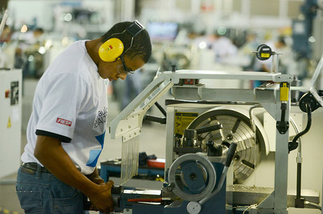 Produção industrial recuou 6,6% no ano passado, informou o IBGE