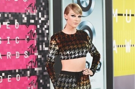 Taylor Swift leva três estatuetas da premiação