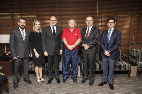 Miguel Filho, Gaída Dias, Marcus Vinícius, Miguel Dias,  Luiz Cláudio Costa e André Dias posam para foto após renovação da parceria