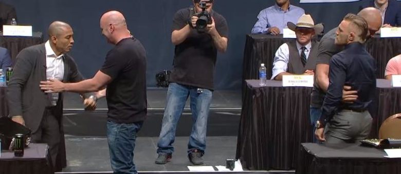 José Aldo e Conor McGregor tiveram que ser separados durante coletiva do UFC em Las Vegas, nos Estados Unidos