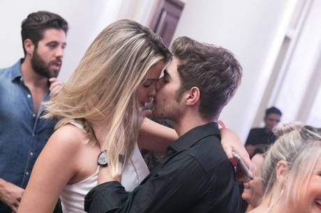 Rafael Vitti beija muito na noite carioca