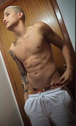 MC Gui mostra o tanquinho e a cueca em foto nas redes 