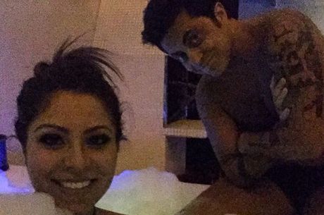 Thammy Miranda e Andressa Ferreira curtem banho de espuma