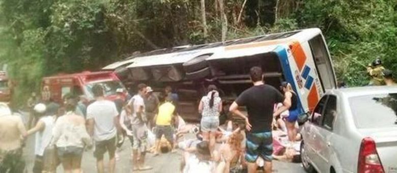 Os 15 mortos no acidente com ônibus em Paraty já haviam sido identificados na manhã desta terça-feira