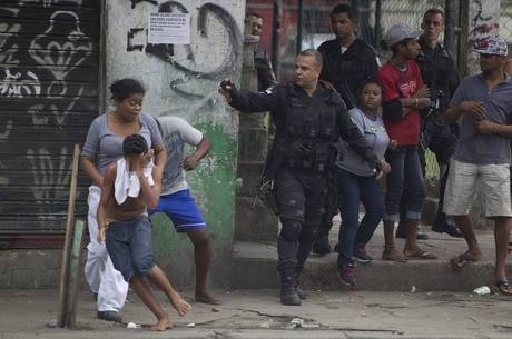 Morte de Christian gerou protesto em Manguinhos. Polícia repreendeu com spray de pimenta contra crianças e mulheres