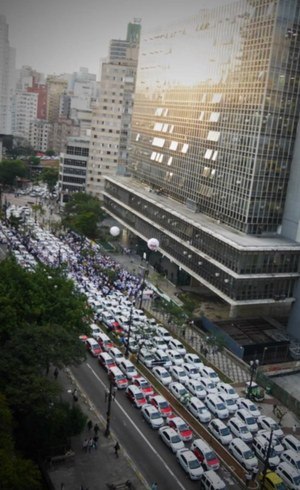 Taxistas fizeram vários protestos neste ano contra o avanço do Uber. A prefeitura tenta melhorar a oferta de serviço dos táxis
