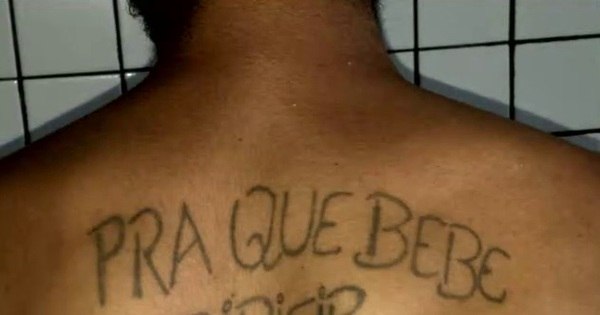 Motociclista é preso por dirigir bêbado e mostra tatuagem sobre