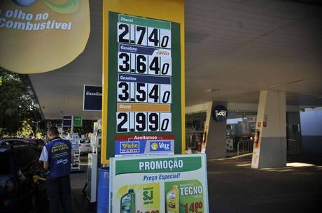 Consumidor deve levar em consideração o preço médio da gasolina na região onde abastece