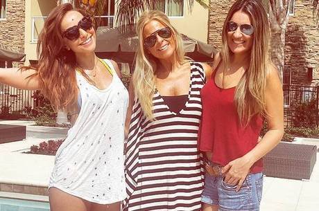 Sabrina Sato exibe pernões em Orlando com amigas Sabrina Sato exibe pernões em Orlando com amigas