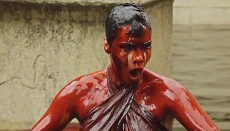 'Fiquei manchada quase uma semana', diz Camila Rodrigues sobre banho de sangue (Reprodução/Record)