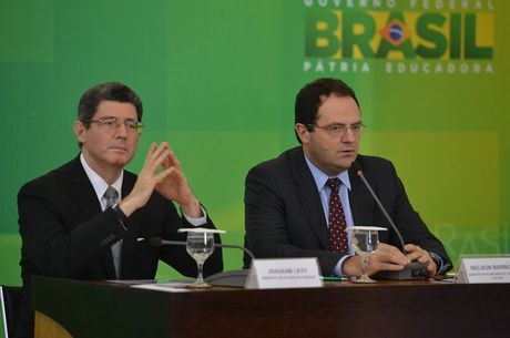 Ministros Joaquim Levy (esquerda) e Nelson Barbosa anunciaram os cortes de gastos e as novas formas de arrecadação de impostos