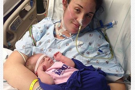 Médicos achavam que estavam perdendo a mulher, até que enfermeira teve a ideia de levar o bebê para conhecer a mãe