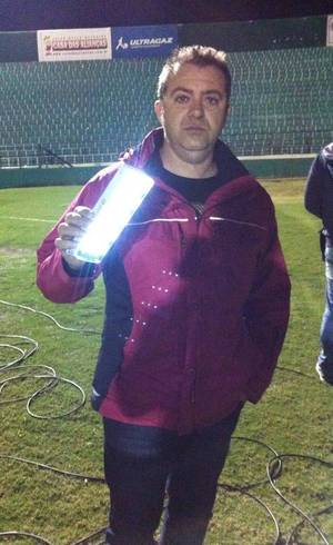 Carlos Ferreira, diretor de marketing, mostrando a luz artificial usada pela Lusa