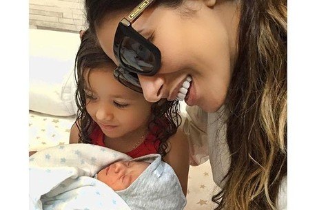 Simaria compartilha clique com o recém-nascido Pawel em Instagram