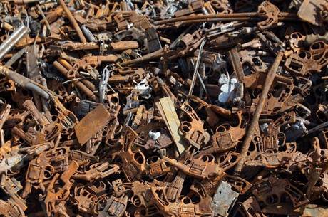 11 mil armas são destruídas no forno da CSN, em 2011 11 mil armas são destruídas no forno da CSN, em 2011