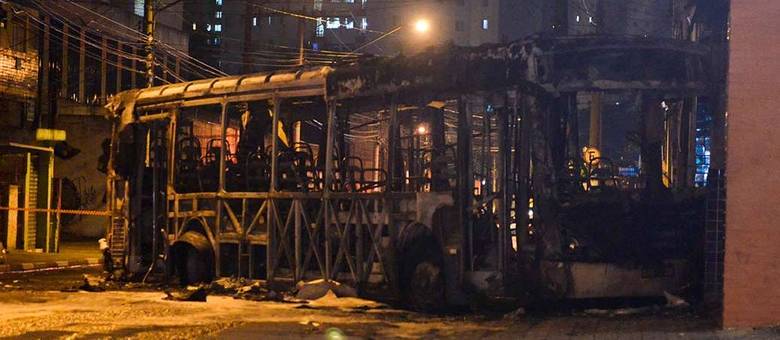 Ônibus foi incendiado após morte de garoto da comunidade