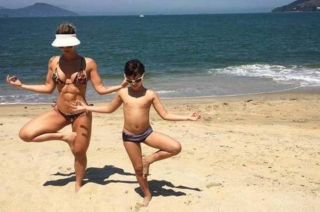 Kelly Key posta foto curtindo a praia com o filho
