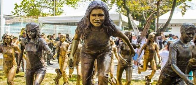 Monumento em memória das vítimas é composto por 11 crianças e uma borboleta, que representa a 12ª vítima Monumento em memória das vítimas é composto por 11 crianças e uma borboleta, que representa a 12ª vítima