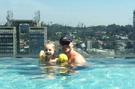 Fernando Scherer e filha curtem piscina
