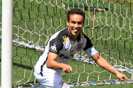 Jadson marcou os dois gols do Corinthians contra o Santos
