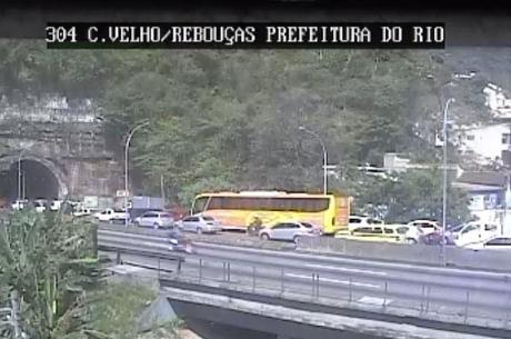 Acidente provoca reflexos na linha Vermelha, zona norte do Rio