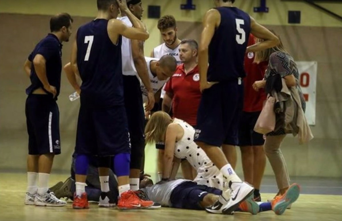 Jogador de basquete morre em quadra após sofrer parada cardíaca - Esportes  - R7 Esportes