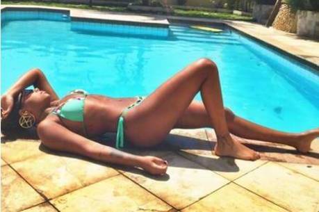 Ludmilla posa na beira da piscina Ludmilla posa na beira da piscina