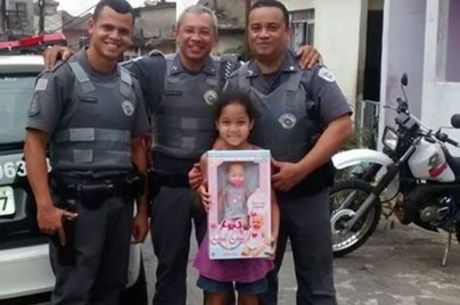 Garotinha ganhou uma boneca de presente dos policiais