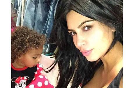Kim Kardashian posa ao lado da filha em momento fofo