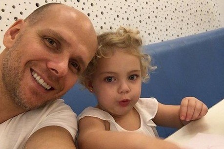 Surpreso com a filha, Fernando registra momento em rede social
