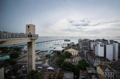 Elevador Lacerda é um dos cartões-postais da cidade Elevador Lacerda é um dos cartões-postais da cidade