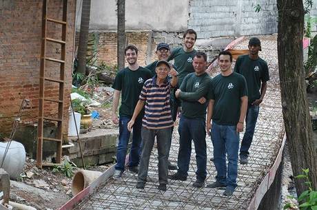 O catador Sebastião (no centro) mudou de vida após entrar para uma cooperativa de material reciclável