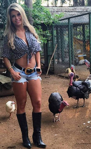 Ex-BBB posou sensual em galinheiro Ex-BBB posou sensual em galinheiro