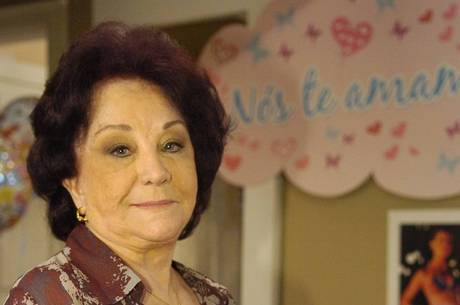 Após quebrar o fêmur, Lolita Rodrigues se recupera em casa Após quebrar o fêmur, Lolita Rodrigues se recupera em casa