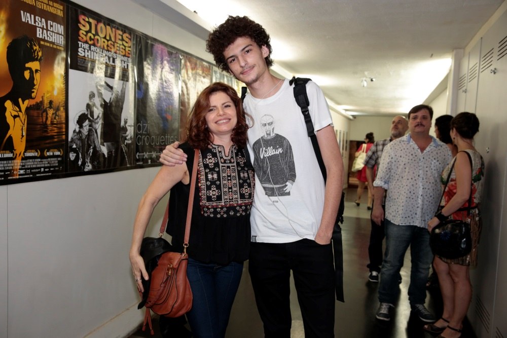 Debora Bloch fica pequenininha ao lado do filho - Fotos - R7 Famosos e TV