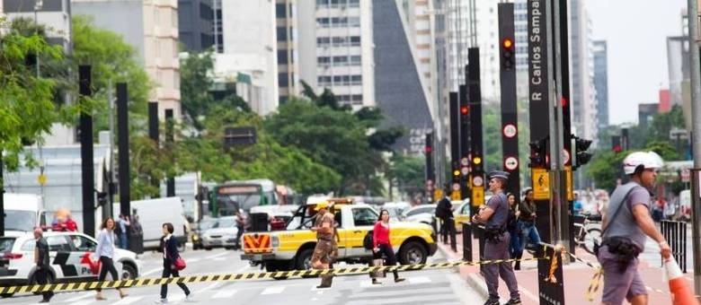 Cruzamento da avenida Paulista com a rua Leôncio de Carvalho está totalmente bloqueado desde as 9h50
