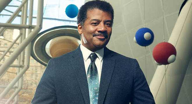 Neil deGrasse Tyson divide seu tempo entre podcasts, encontros com celebridades e a criação de jogos Neil deGrasse Tyson divide seu tempo entre podcasts, encontros com celebridades e a criação de jogos