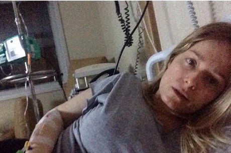 Atriz postou foto no Instagram de dentro do hospital