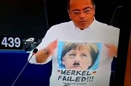 Estava escrito "Merkel Failed" ("Merkel falhou") na camiseta do deputado
