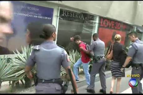 Alunos foram detidos durante manifestação na avenida Paulista