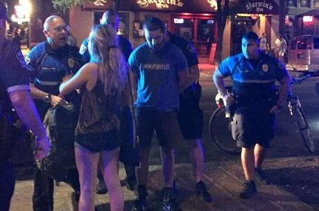 Momento em que Shia é algemado foi fotografado 