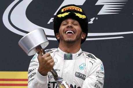 Lewis Hamilton comemora vitória no GP da Rússia
