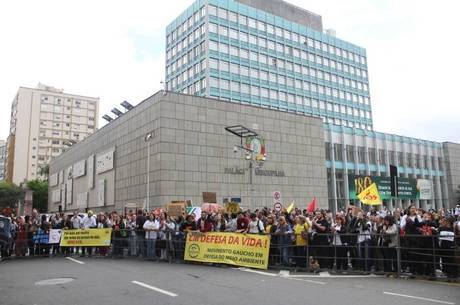 Protesto de servidores públicos no Rio Grande do Sul; Estado precisou aumentar impostos para fechar contas