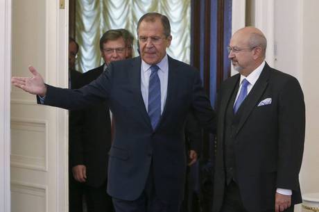 Lavrov disse ainda que a Rússia está desapontada com a relutância dos EUA em coordenar os esforços de todos os lados envolvidos em lutar contra o terrorismo na Síria
