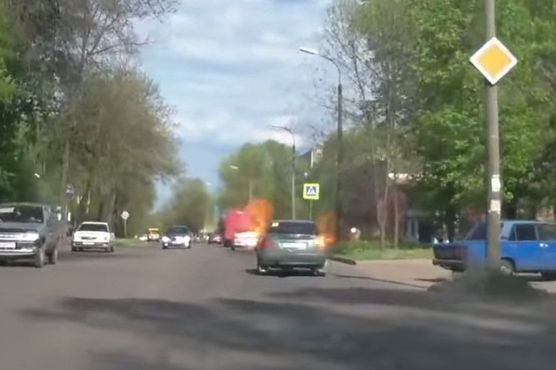Por muito pouco: Mini Cooper explode segundos antes de dona sair de ...
