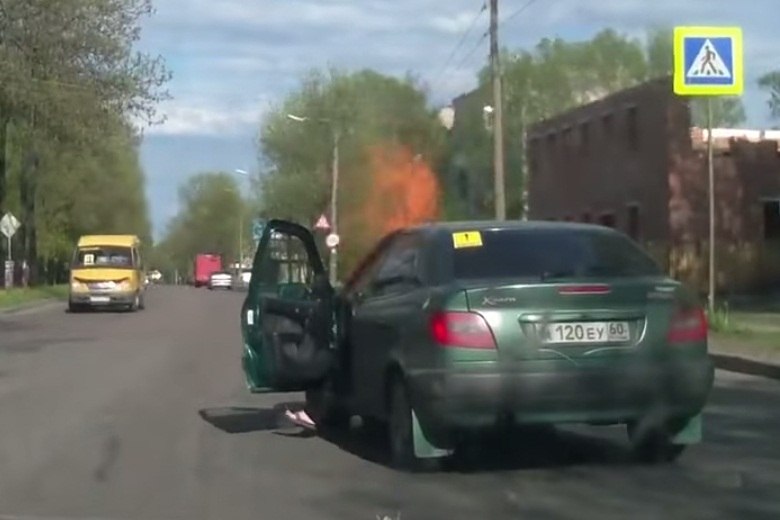 Por muito pouco: Mini Cooper explode segundos antes de dona sair de ...