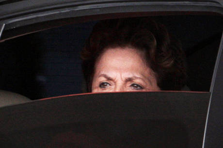 Somente a presidente, o vice-presidente, ministros, chefes militares e ex-presidentes terão carro de uso exclusivo Somente a presidente, o vice-presidente, ministros, chefes militares e ex-presidentes terão carro de uso exclusivo