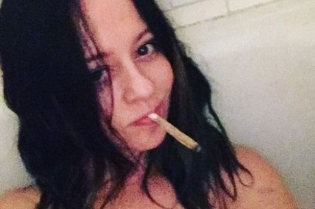 Guta Stresser publica foto fumando no Instagram